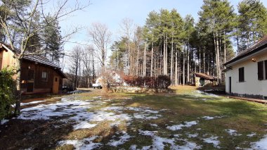 Köyün Noel öncesi bazı kar ve bazı küçük ülke evleri Liguria Hills güzel resim yazısı