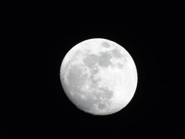 这是一张令人惊叹的照片 拍摄的是热那亚城的满月 背景是一片晴朗的天空 还有几颗星星 — 图库照片