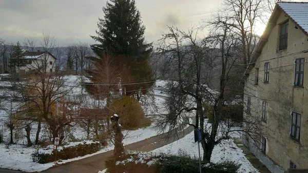 Schöne Bildunterschrift Von Etwas Schnee Auf Dem Dorf Vor Weihnachten — Stockfoto