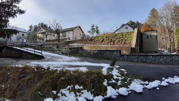 Köyün Noel öncesi bazı kar ve bazı küçük ülke evleri Liguria Hills güzel resim yazısı