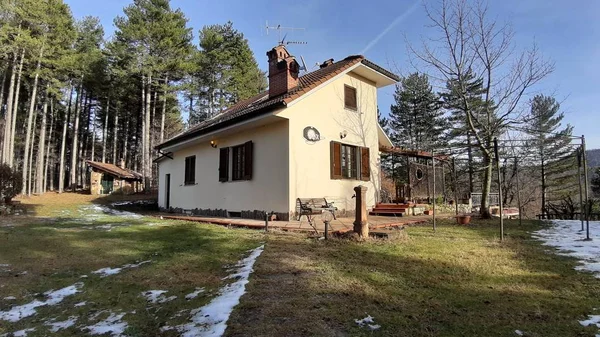 Hermosa Leyenda Poco Nieve Pueblo Antes Navidad Algunas Pequeñas Casas —  Fotos de Stock