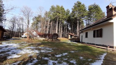 Köyün Noel öncesi bazı kar ve bazı küçük ülke evleri Liguria Hills güzel resim yazısı