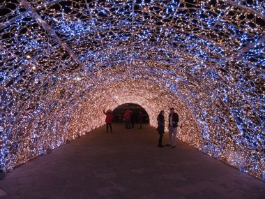 Harika bir Noel dekorasyonu sanatsal bir arka plan ve bazı insanlar enjoing kışın Genova sokaklarda ışıkları an