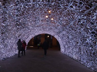 Harika bir Noel dekorasyonu sanatsal bir arka plan ve bazı insanlar enjoing kışın Genova sokaklarda ışıkları an