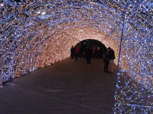 Uma Incrível Decoração Natal Ilumina Ruas Gênova Inverno Com Fundo — Fotografia de Stock