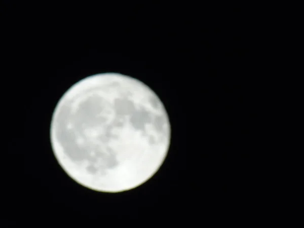 상공을 가로지르는 보름달의 놀라운 — 스톡 사진