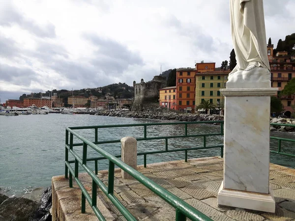 Procházky Pobřeží Portofina Ligurii Šedou Oblohu Některé Zelené Stromy Některé — Stock fotografie