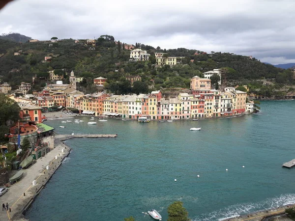 Caminhando Redor Litoral Portofino Ligúria Com Céu Cinzento Algumas Árvores — Fotografia de Stock