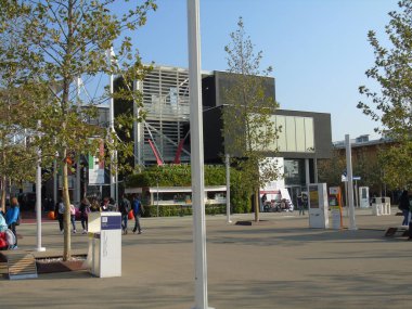 Milano, İtalya - 10/15/2015: Milano Expo ve bazı başlıklar bazı eski fotoğraflardan bir modern yapısı ile en akın binalar için