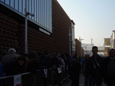 Milano, İtalya - 10/15/2015: Milano Expo ve bazı başlıklar bazı eski fotoğraflardan bir modern yapısı ile en akın binalar için