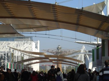 Milano, İtalya - 10/15/2015: Milano Expo ve bazı başlıklar bazı eski fotoğraflardan bir modern yapısı ile en akın binalar için