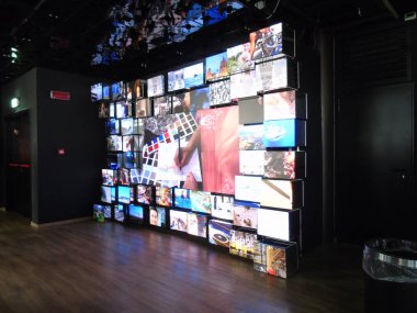 Milano, İtalya - 10/15/2015: Milano Expo ve bazı başlıklar bazı eski fotoğraflardan bir modern yapısı ile en akın binalar için