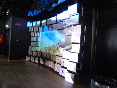 Milano, İtalya - 10/15/2015: Milano Expo ve bazı başlıklar bazı eski fotoğraflardan bir modern yapısı ile en akın binalar için