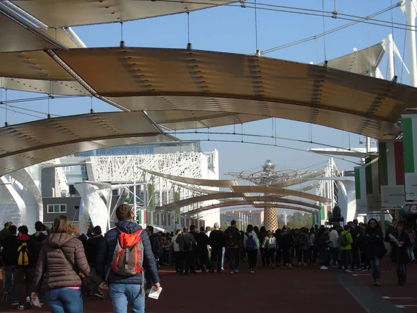 Milano, İtalya - 10/15/2015: Milano Expo ve bazı başlıklar bazı eski fotoğraflardan bir modern yapısı ile en akın binalar için