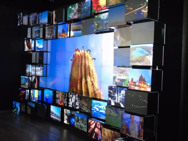 Milano, İtalya - 10/15/2015: Milano Expo ve bazı başlıklar bazı eski fotoğraflardan bir modern yapısı ile en akın binalar için