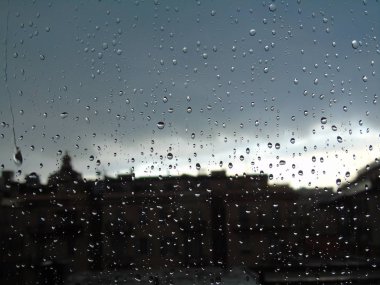 Genova, İtalya - 10/28/2018: bazı waterdrops penceresi sonra yaz yağmuru şehrin üzerinde bir amazing fotoğraf