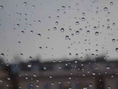 Genova, İtalya - 10/28/2018: bazı waterdrops penceresi sonra yaz yağmuru şehrin üzerinde bir amazing fotoğraf
