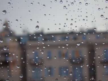 Genova, İtalya - 10/28/2018: bazı waterdrops penceresi sonra yaz yağmuru şehrin üzerinde bir amazing fotoğraf