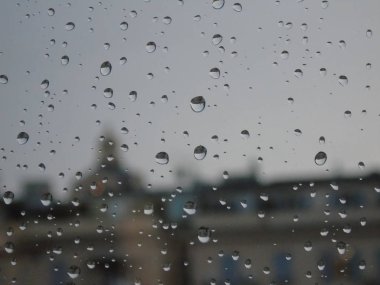 Genova, İtalya - 10/28/2018: bazı waterdrops penceresi sonra yaz yağmuru şehrin üzerinde bir amazing fotoğraf