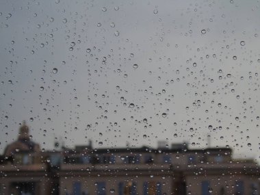 Genova, İtalya - 10/28/2018: bazı waterdrops penceresi sonra yaz yağmuru şehrin üzerinde bir amazing fotoğraf