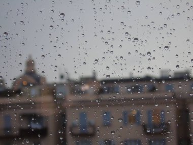 Genova, İtalya - 10/28/2018: bazı waterdrops penceresi sonra yaz yağmuru şehrin üzerinde bir amazing fotoğraf