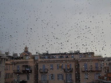 Genova, İtalya - 10/28/2018: bazı waterdrops penceresi sonra yaz yağmuru şehrin üzerinde bir amazing fotoğraf