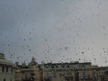 Genova, İtalya - 10/28/2018: bazı waterdrops penceresi sonra yaz yağmuru şehrin üzerinde bir amazing fotoğraf