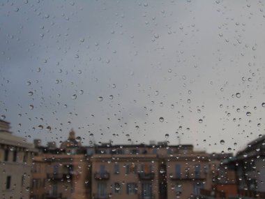 Genova, İtalya - 10/28/2018: bazı waterdrops penceresi sonra yaz yağmuru şehrin üzerinde bir amazing fotoğraf