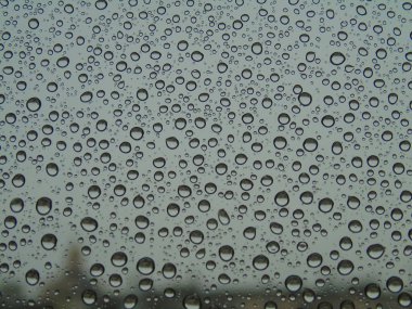 Genova, İtalya - 10/28/2018: bazı waterdrops penceresi sonra yaz yağmuru şehrin üzerinde bir amazing fotoğraf