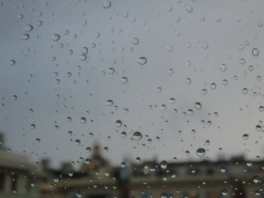 Genova, İtalya - 10/28/2018: bazı waterdrops penceresi sonra yaz yağmuru şehrin üzerinde bir amazing fotoğraf