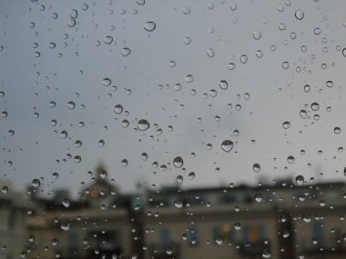 Genova, İtalya - 10/28/2018: bazı waterdrops penceresi sonra yaz yağmuru şehrin üzerinde bir amazing fotoğraf