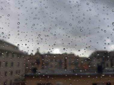 Rome, İtalya - 04/12/2018: bahar gün içinde güçlü bir yağmur sonra penceresi üzerinde waterdrop etkisinin şaşırtıcı resim yazısı