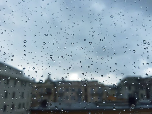 Rome, İtalya - 04/12/2018: bahar gün içinde güçlü bir yağmur sonra penceresi üzerinde waterdrop etkisinin şaşırtıcı resim yazısı