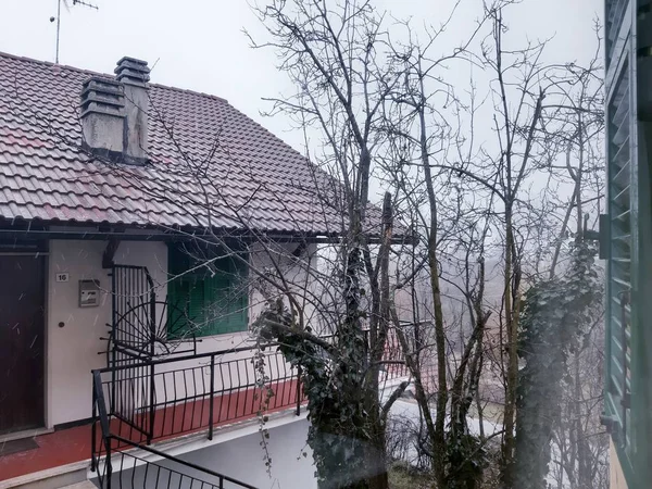 Tiglieto Itálie 2019 Krásné Šedé Pozadí Prvního Sněhu Vesnici Zimě — Stock fotografie