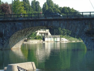 Torino, İtalya - 09/25/2018: bir şehri Turin tepeler ve büyük resim yazısı güzel bir mavi gökyüzü ile Po Nehri'nin sonbahar gün inanılmaz ve şaşırtıcı binalar su yansıması