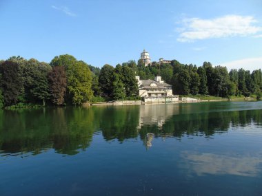 Torino, İtalya - 09/25/2018: bir şehri Turin tepeler ve büyük resim yazısı güzel bir mavi gökyüzü ile Po Nehri'nin sonbahar gün inanılmaz ve şaşırtıcı binalar su yansıması