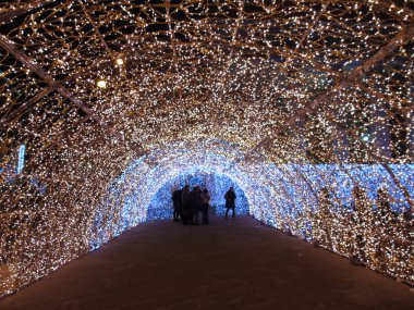 Genova, İtalya - 12/12/2018: sanatsal bir arka plan ve bazı insanlar enjoing kışın Genova sokaklarında inanılmaz bir Noel dekorasyonu ışıklar an