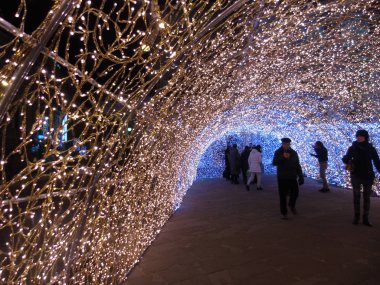 Genova, İtalya - 12/12/2018: sanatsal bir arka plan ve bazı insanlar enjoing kışın Genova sokaklarında inanılmaz bir Noel dekorasyonu ışıklar an