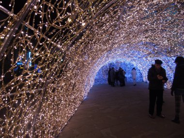 Genova, İtalya - 12/12/2018: sanatsal bir arka plan ve bazı insanlar enjoing kışın Genova sokaklarında inanılmaz bir Noel dekorasyonu ışıklar an