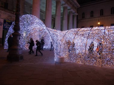 Genova, İtalya - 12/12/2018: sanatsal bir arka plan ve bazı insanlar enjoing kışın Genova sokaklarında inanılmaz bir Noel dekorasyonu ışıklar an