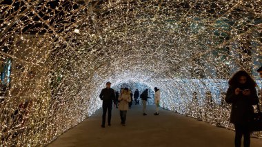 Genova, İtalya - 12/12/2018: sanatsal bir arka plan ve bazı insanlar enjoing kışın Genova sokaklarında inanılmaz bir Noel dekorasyonu ışıklar an