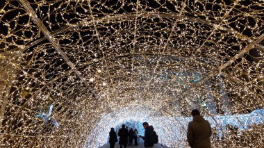 Genova, İtalya - 12/12/2018: sanatsal bir arka plan ve bazı insanlar enjoing kışın Genova sokaklarında inanılmaz bir Noel dekorasyonu ışıklar an