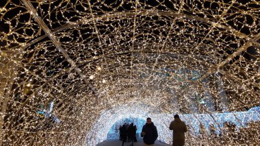 Genova, İtalya - 12/12/2018: sanatsal bir arka plan ve bazı insanlar enjoing kışın Genova sokaklarında inanılmaz bir Noel dekorasyonu ışıklar an