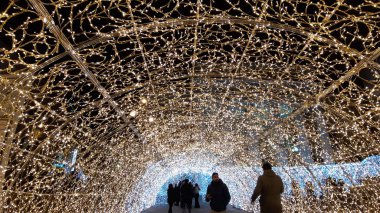 Genova, İtalya - 12/12/2018: sanatsal bir arka plan ve bazı insanlar enjoing kışın Genova sokaklarında inanılmaz bir Noel dekorasyonu ışıklar an