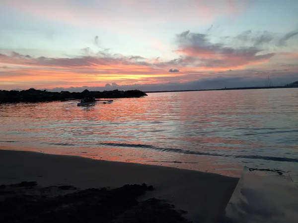 ジェノヴァ イタリア 2018 夜のいくつかの美しい雲と街のいくつかの美しい明かりジェノバの海に沈む夕日の素晴らしいキャプション — ストック写真