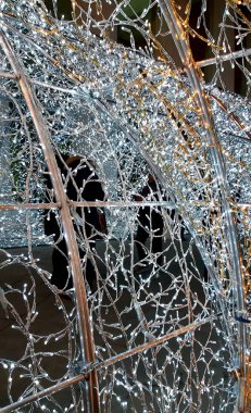 Genova, İtalya - 12/12/2018: sanatsal bir arka plan ve bazı insanlar enjoing kışın Genova sokaklarında inanılmaz bir Noel dekorasyonu ışıklar an