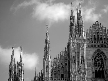 Milan, İtalya - 02/01/2019: Duomo Milan kış gün akşam ve güzel renkli gökyüzü zevk bazı insanlar ile inanılmaz bir resim yazısı. Dış bölümü eski kiliseden ayrıntılarını.