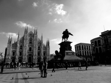 Milan, İtalya - 02/01/2019: Duomo Milan kış gün akşam ve güzel renkli gökyüzü zevk bazı insanlar ile inanılmaz bir resim yazısı. Dış bölümü eski kiliseden ayrıntılarını.