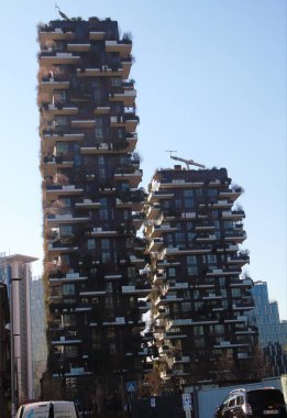 Milan, İtalya - 02/01/2019: Duomo Milan kış gün akşam ve güzel renkli gökyüzü zevk bazı insanlar ile inanılmaz bir resim yazısı. Dış bölümü eski kiliseden ayrıntılarını.