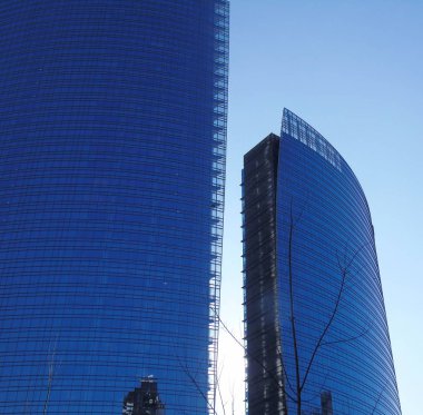 Milano, İtalya - 02/01/2019: bazı insanlar, büyük bir mavi gökyüzü ve yapının dış parçası bazı detayları ile kış günlerinde fotoğraf Milano gökdelenler için şaşırtıcı